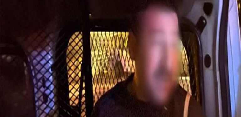 Çarşaf ve Sütyen Giyerek Dolaşan Erkek Avukat Gözaltına Alındı, Çantasından Çıkanlar Şoke Etti